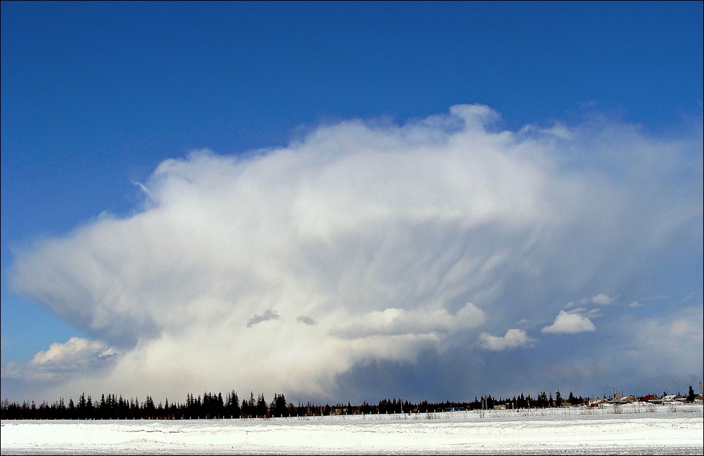 Накрывает. Snowy cloud.