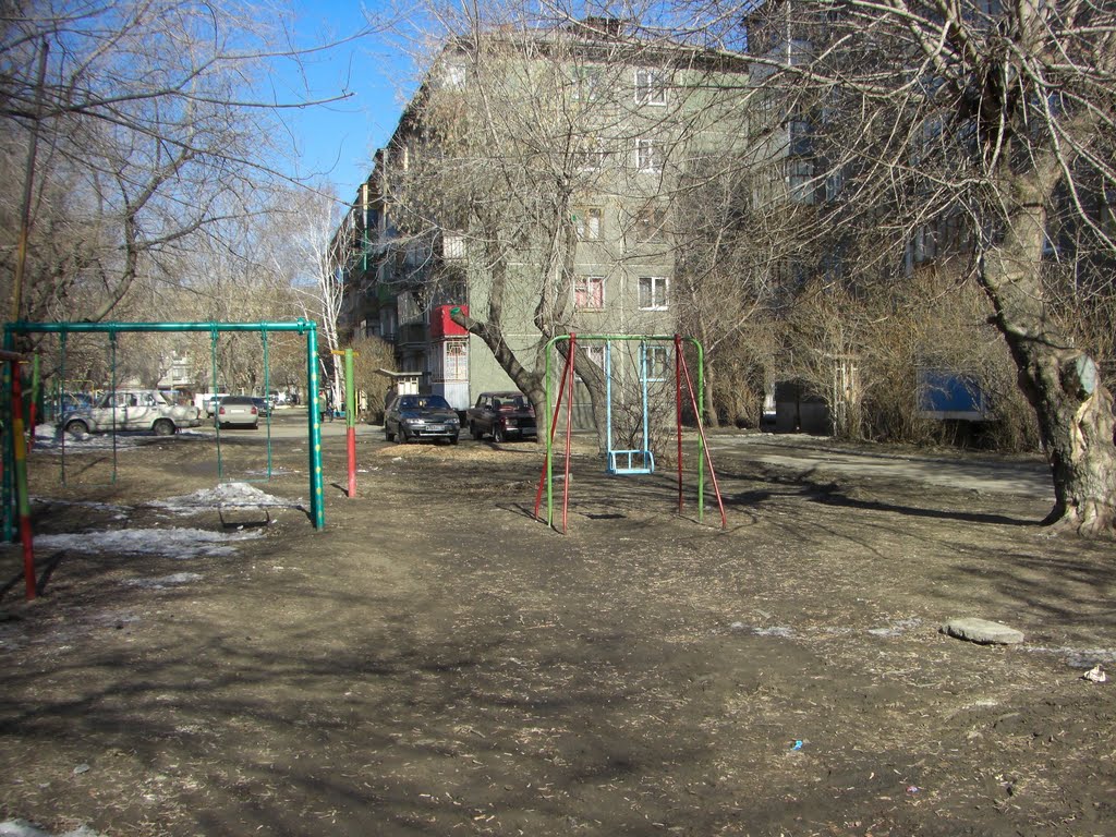 Курган. Во дворе дома 39 по улице Савельева / Kurgan. Outside house № 39 on the Saveliev st.