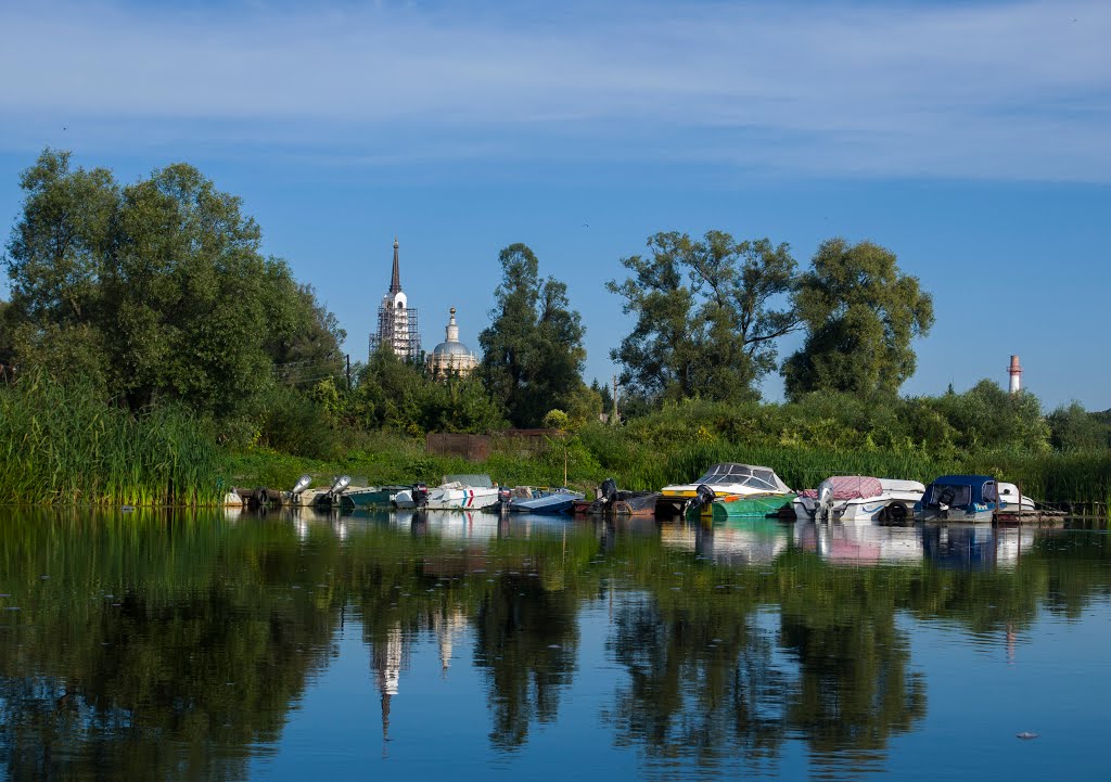 У реки