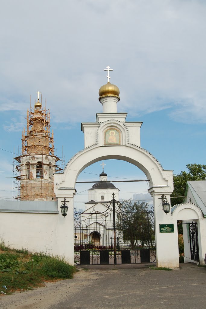 Вход в Рыльский Свято-Николаевский монастырь