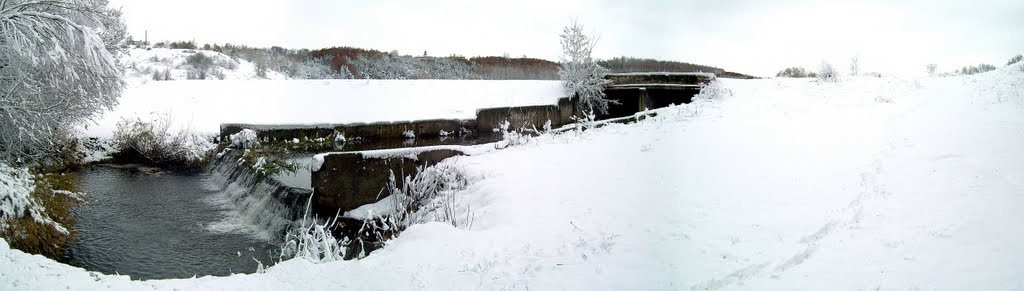 Водосброс первый снег 2010г. Панорама