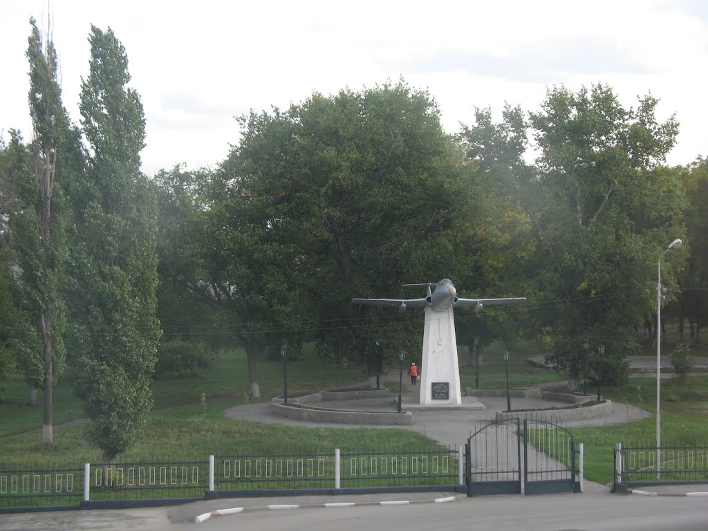 Памятник самолёту (вид из поезда)