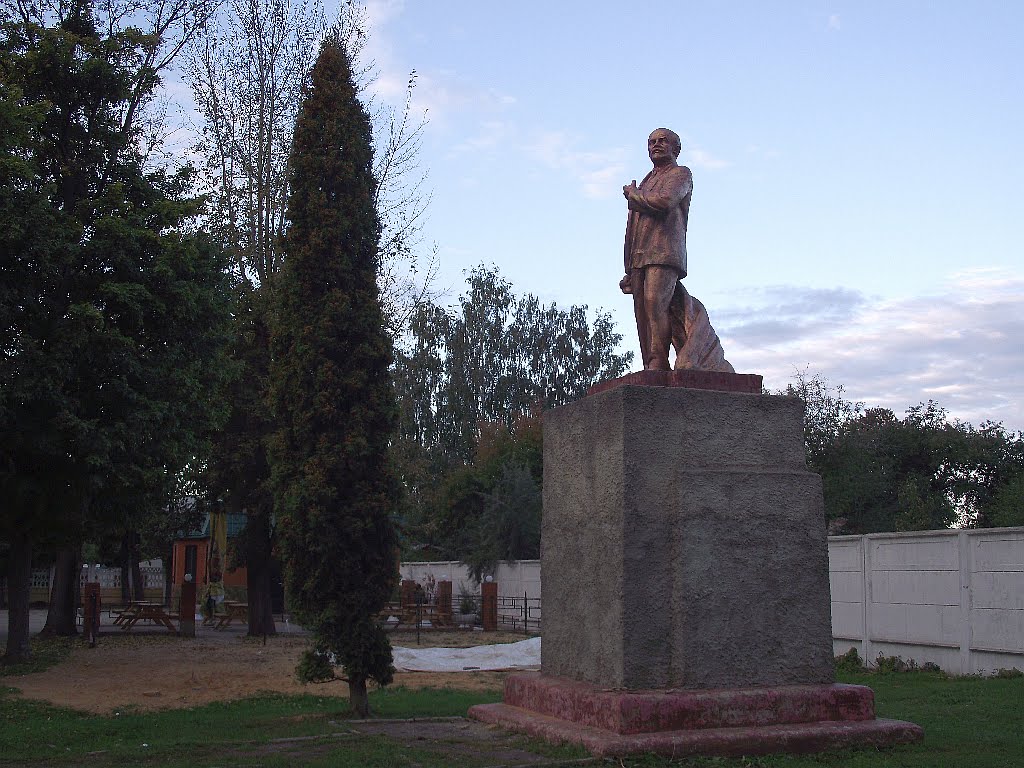 Памятник Ленину в парке железнодорожников