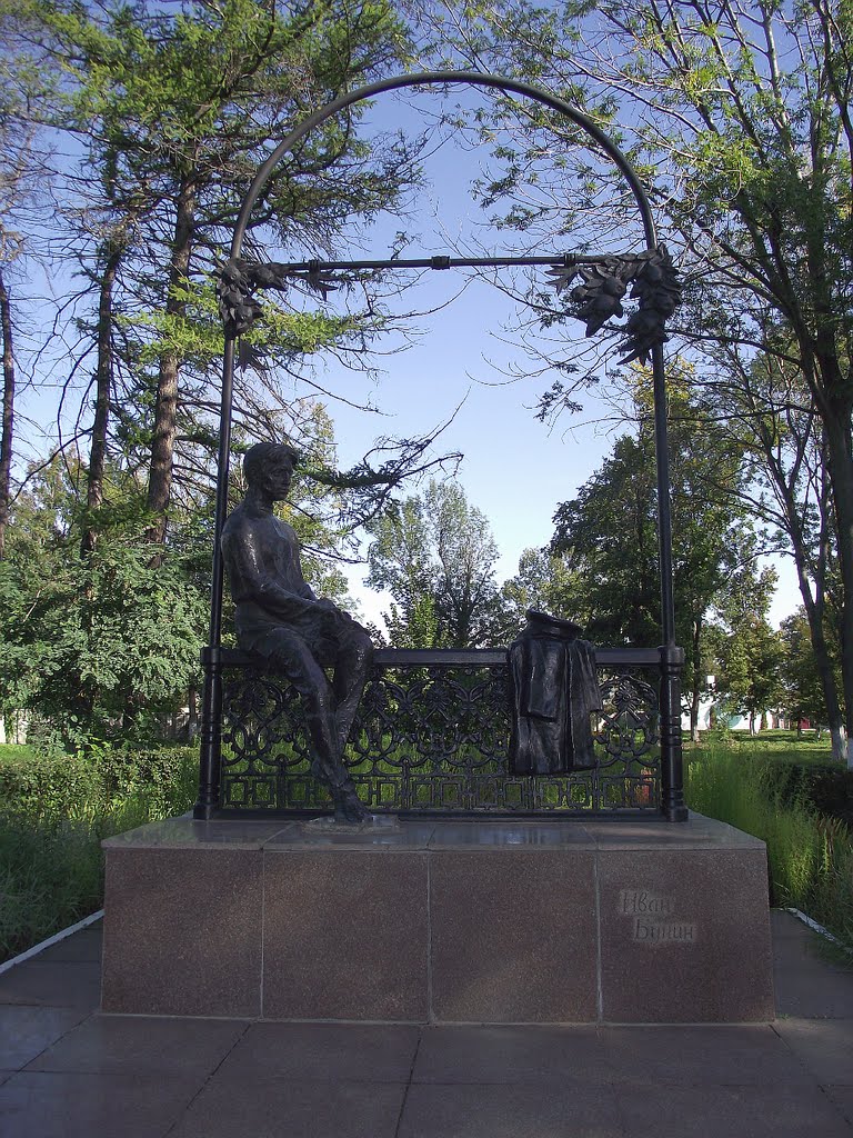 Памятник Ивану Бунину