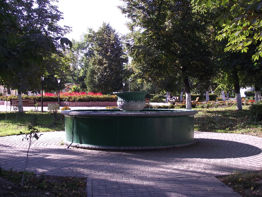 Старинный фонтан в городском саду