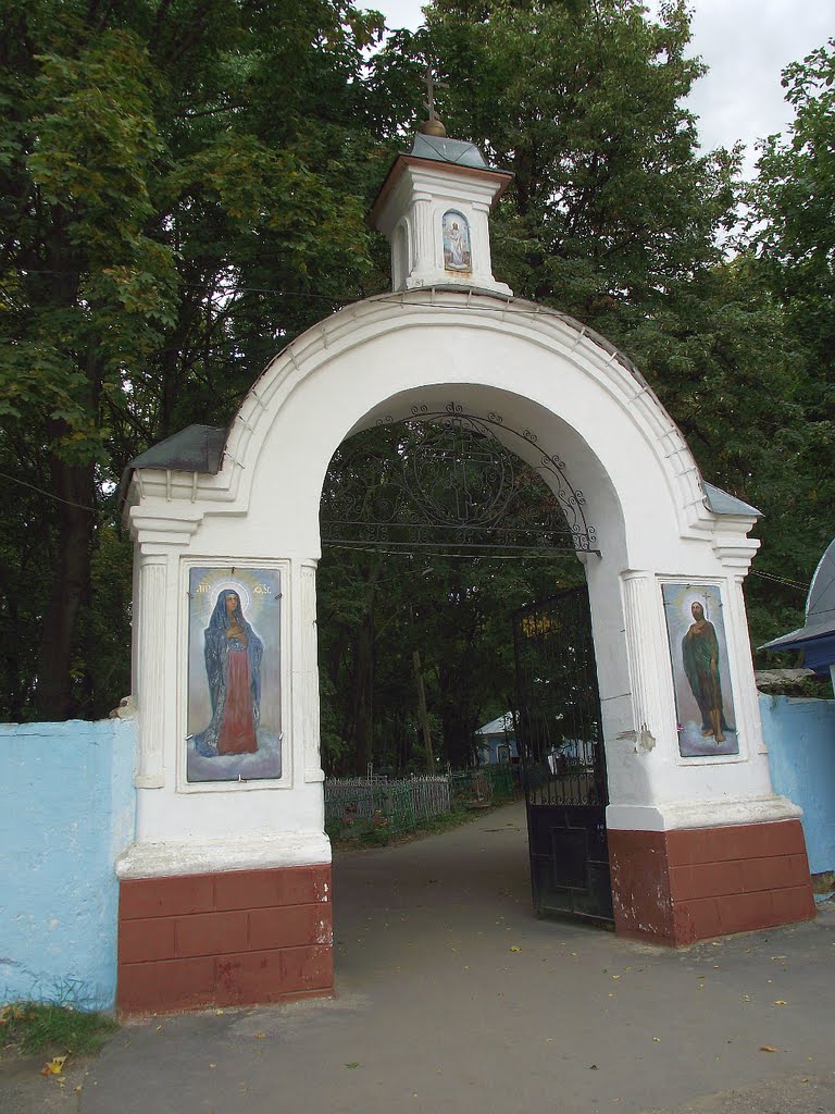 Ворота старого кладбища