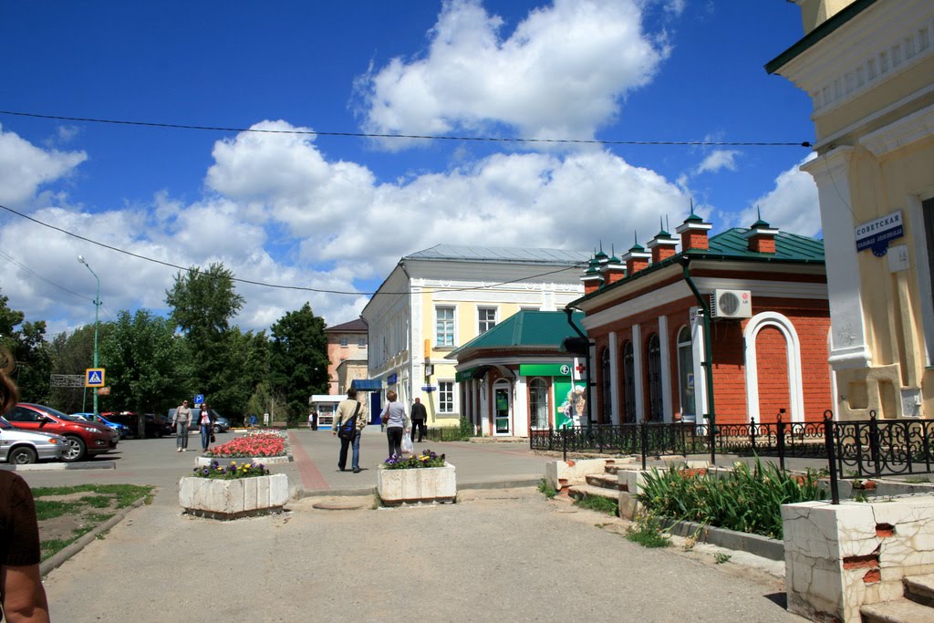 В центре