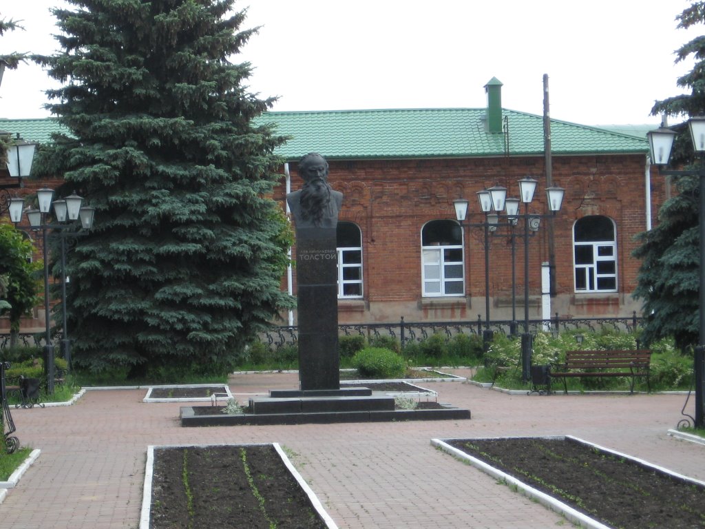 памятник великому русскому писателю Л.Н. Толстому