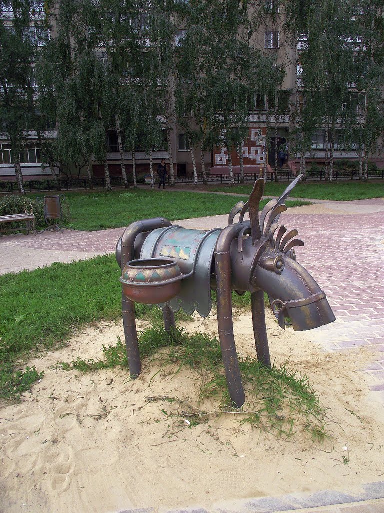 Я маленькая лошадка. И мне живется не сладко. Мне трудно нести мою ношу, настанет день и я ее брошу