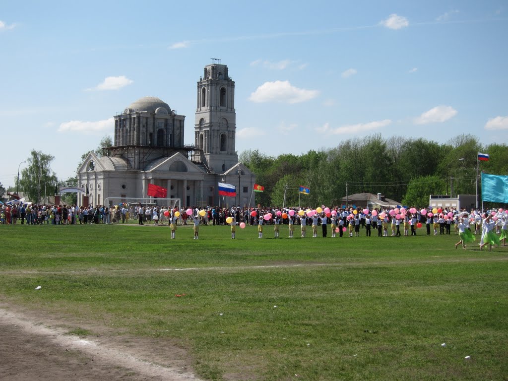 Строящаяся церковь и 9 Мая