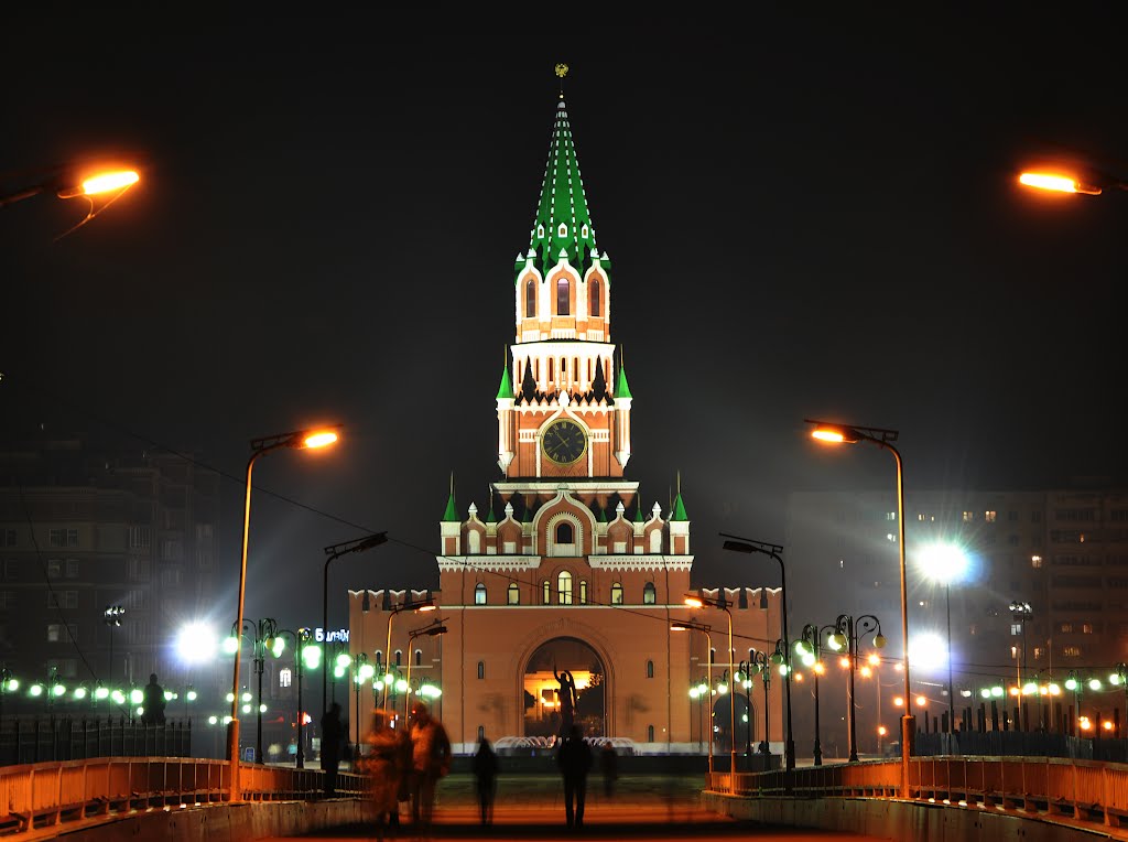 Вид на Благовещенскую башню с Театрального моста. Йошкар-Ола.