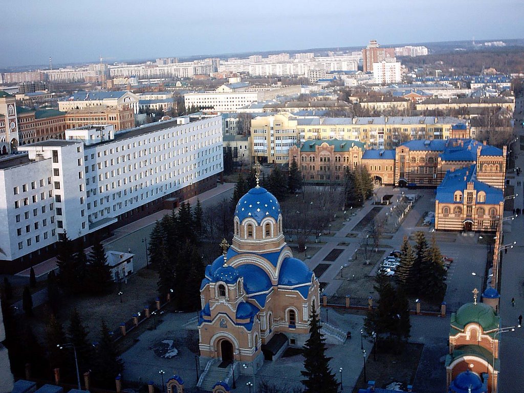 Вид с Аяровского здания на здание Правительства