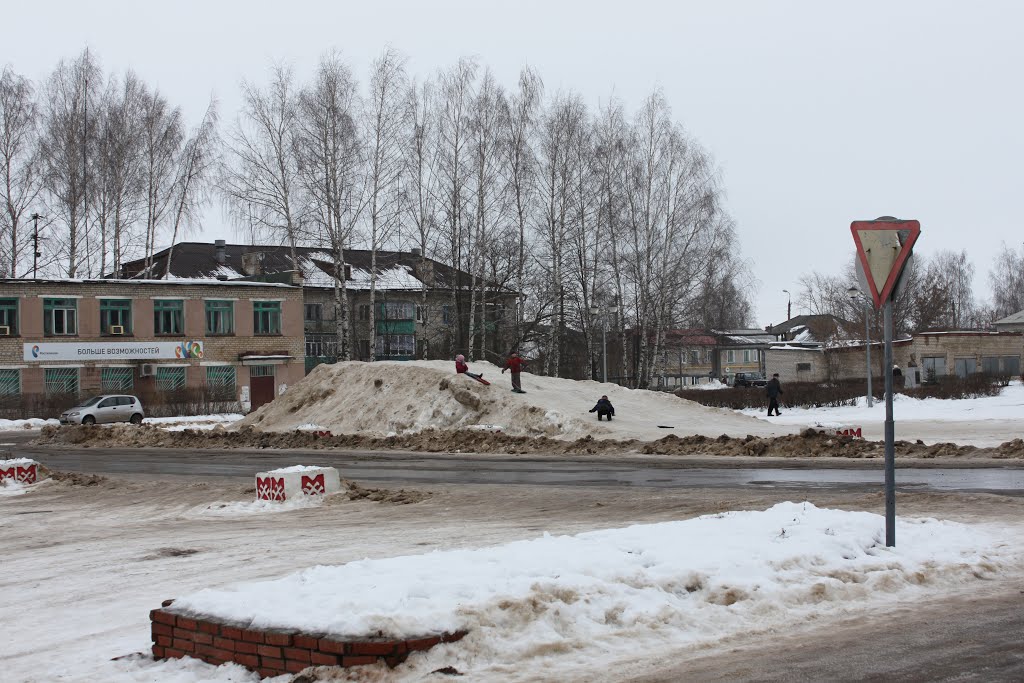 Снежная горка на площади