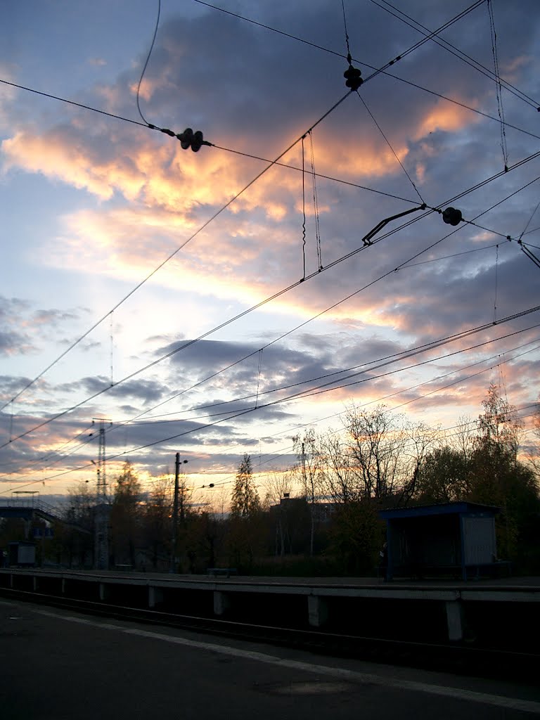 Ждем-с электричку, смотрим на облака (waiting for a train, observing skies)