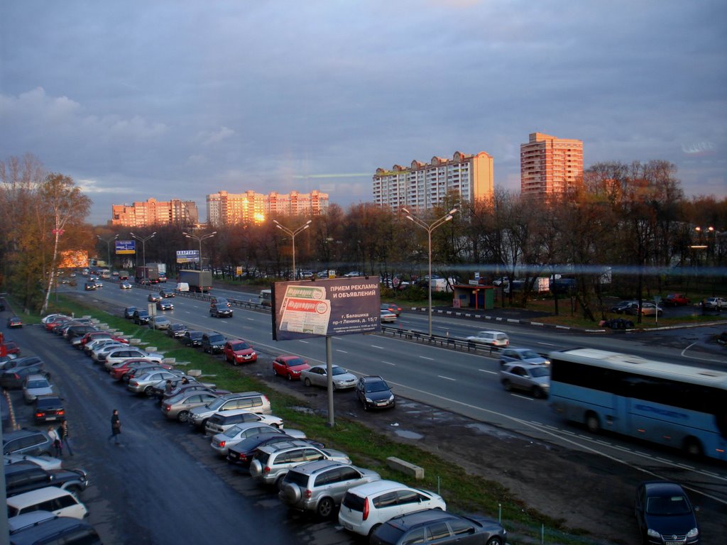 Вид на шоссе Энтузиастов из торгового центра "Светофор" / View from the shopping center "Traffic light" on the highway of Enthusiasts