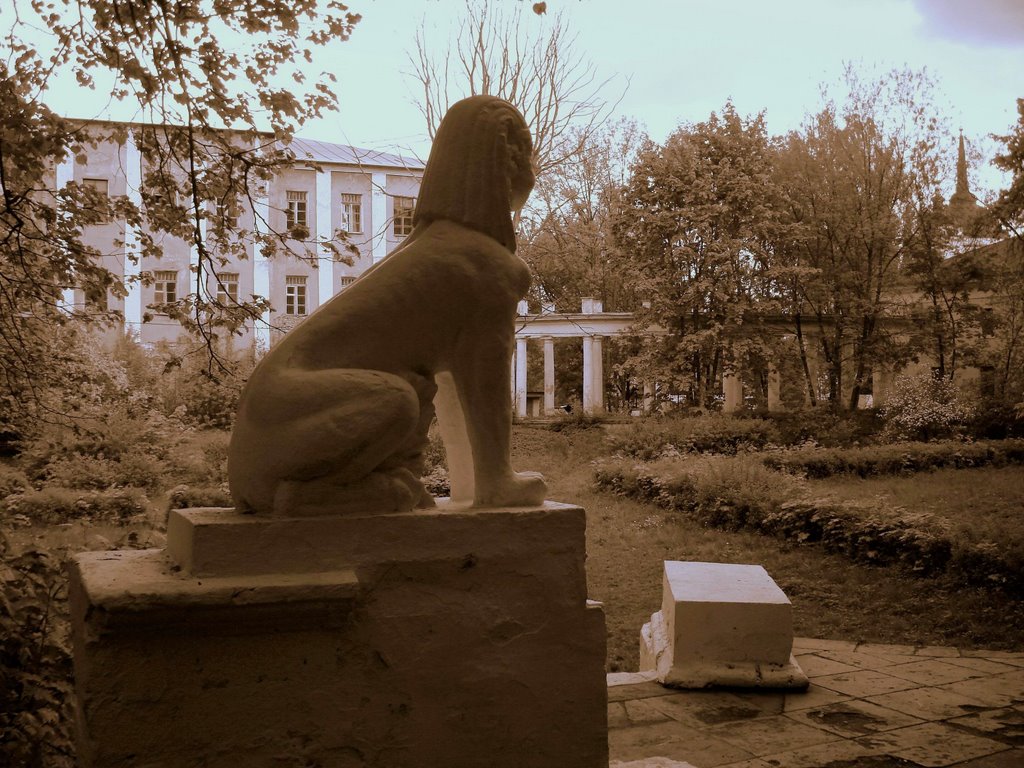 Ретро-фото со сфинксом в усадьбе князей Голицыных Пехра-Яковлевское (The retro-Sphinx in Pekhra-Yakovlevskoye Farmstead (the former estate of the Prince Golitsin)