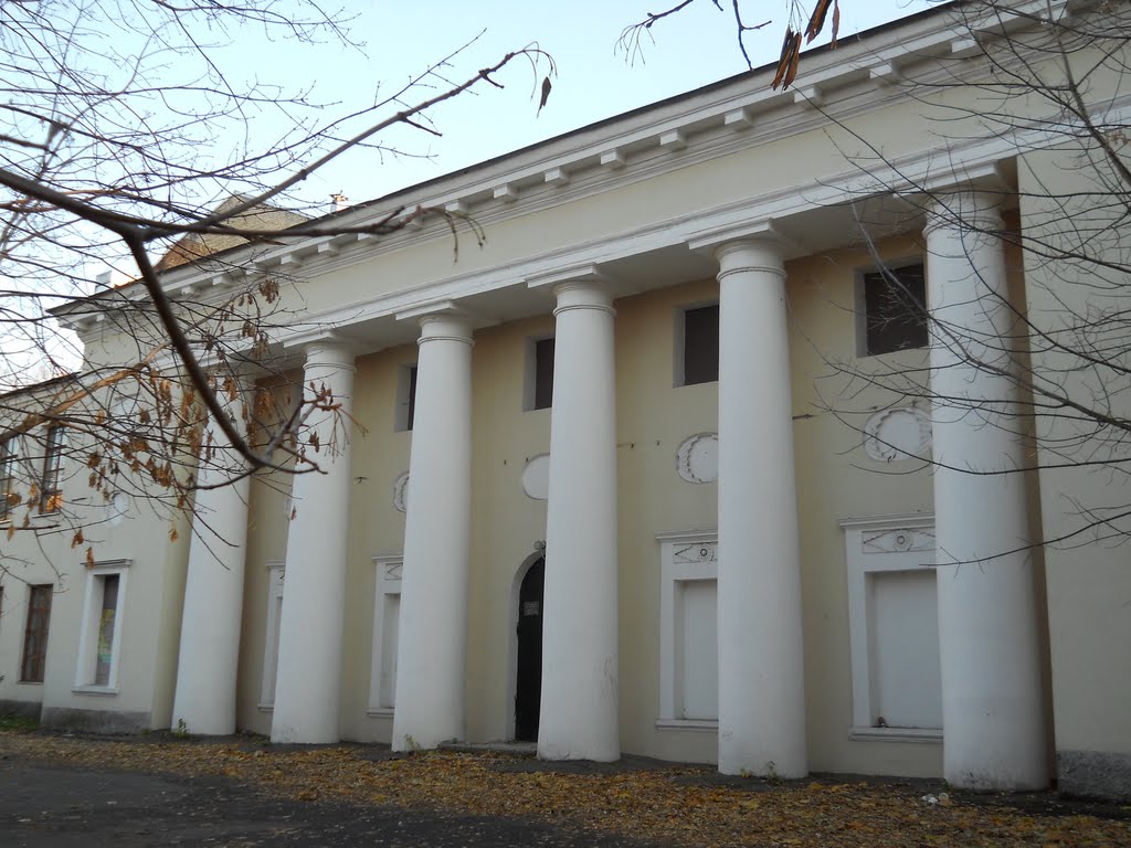 Один из боковых корпусов (предположительно, оранжерея, 1802) усадьбы Пехра-Яковлевская, выполненный в стиле ампир...