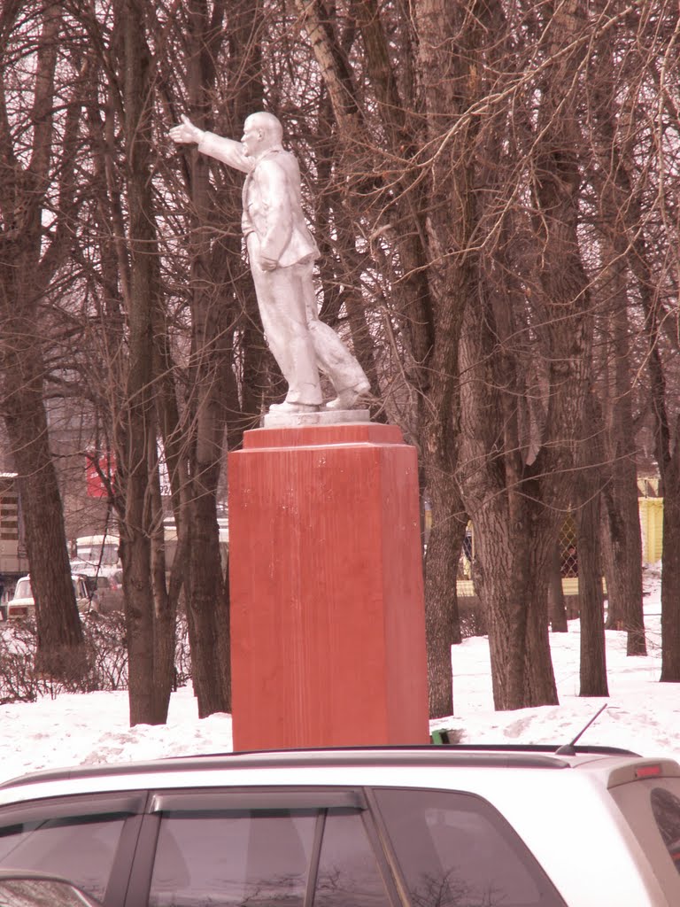 Памятник Ленину на пересечении улицы Советская и шоссе Энтузиастов...