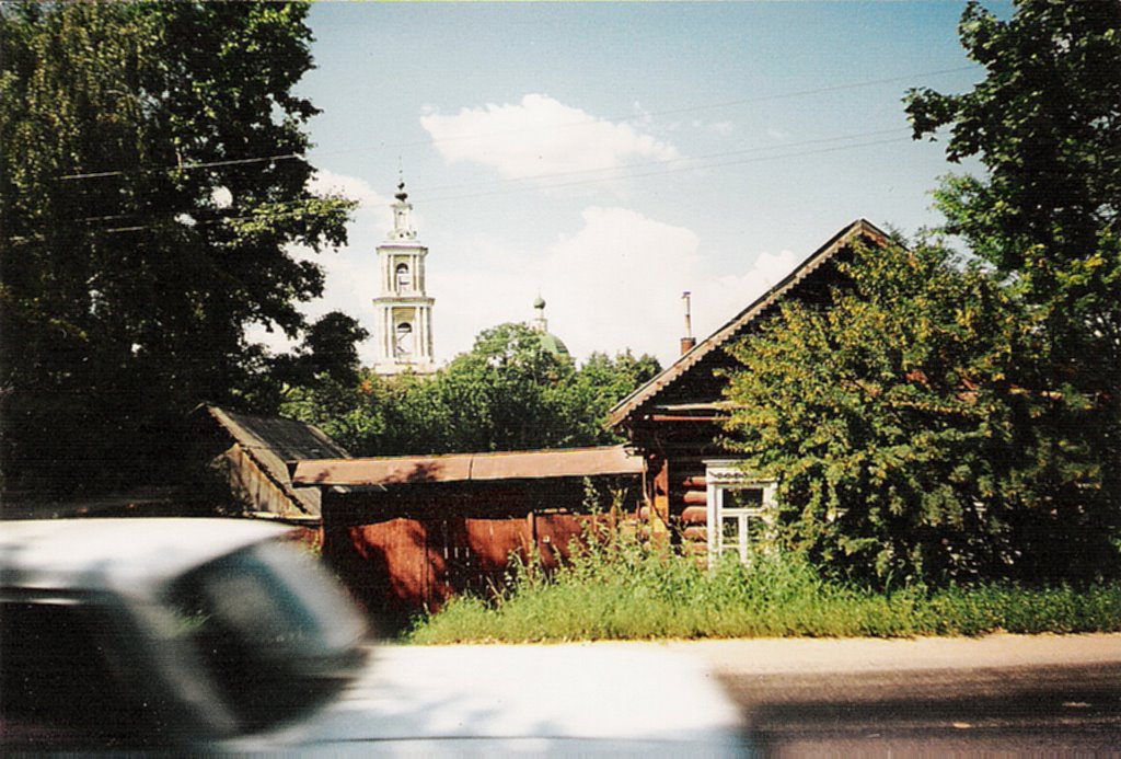 Ленинская улица. Вид на храм в центре. Июль 2003 г.