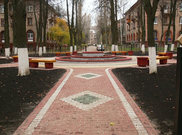 Вид на 2-ю Радиальную ул. от сквера в г. Видное