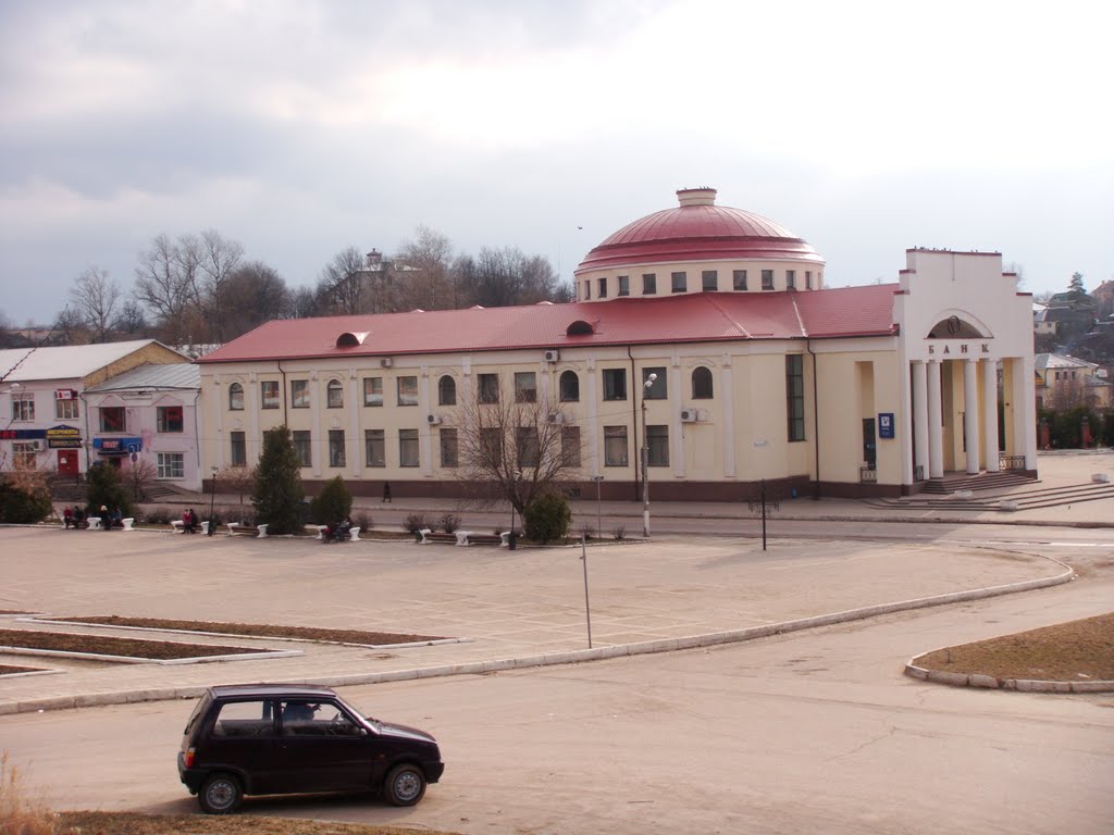 Банк на центральной площади