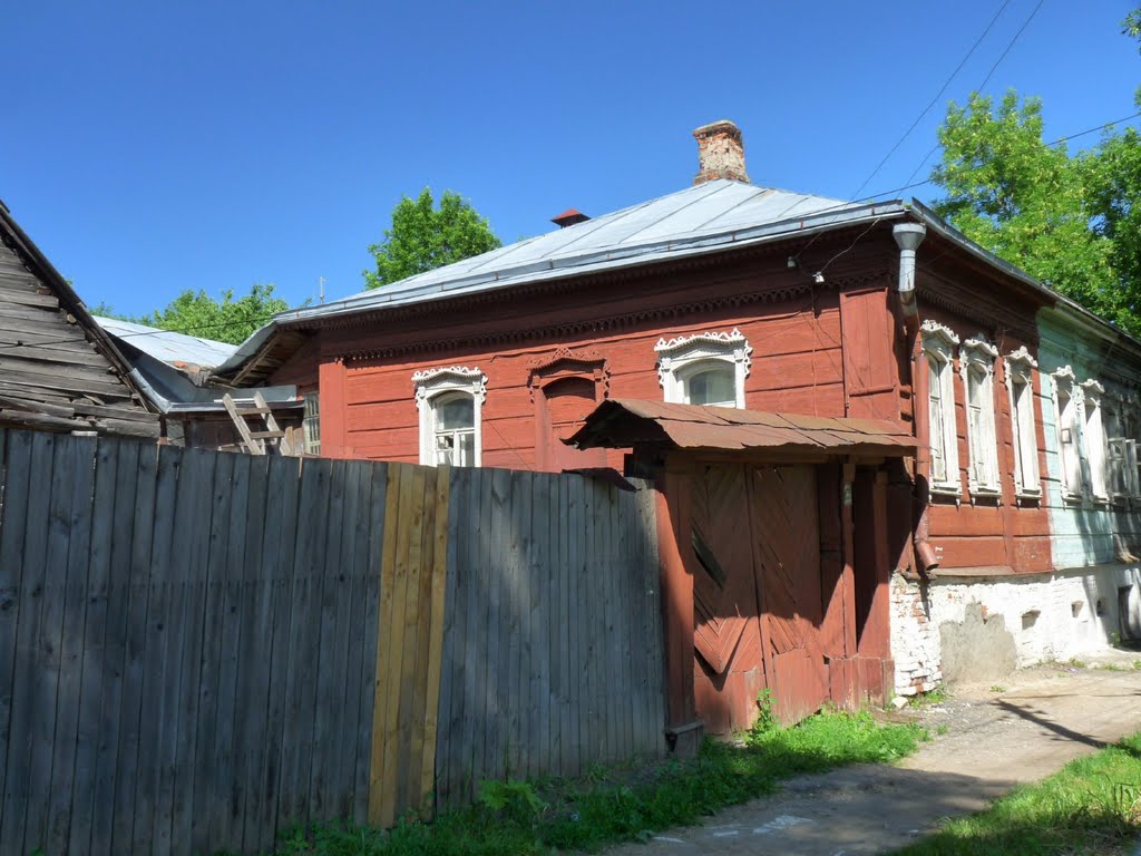 Старый дом, старые ворота.