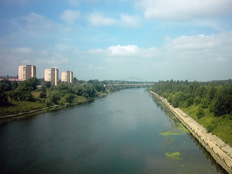 Вид с пешеходного моста на р. Москва