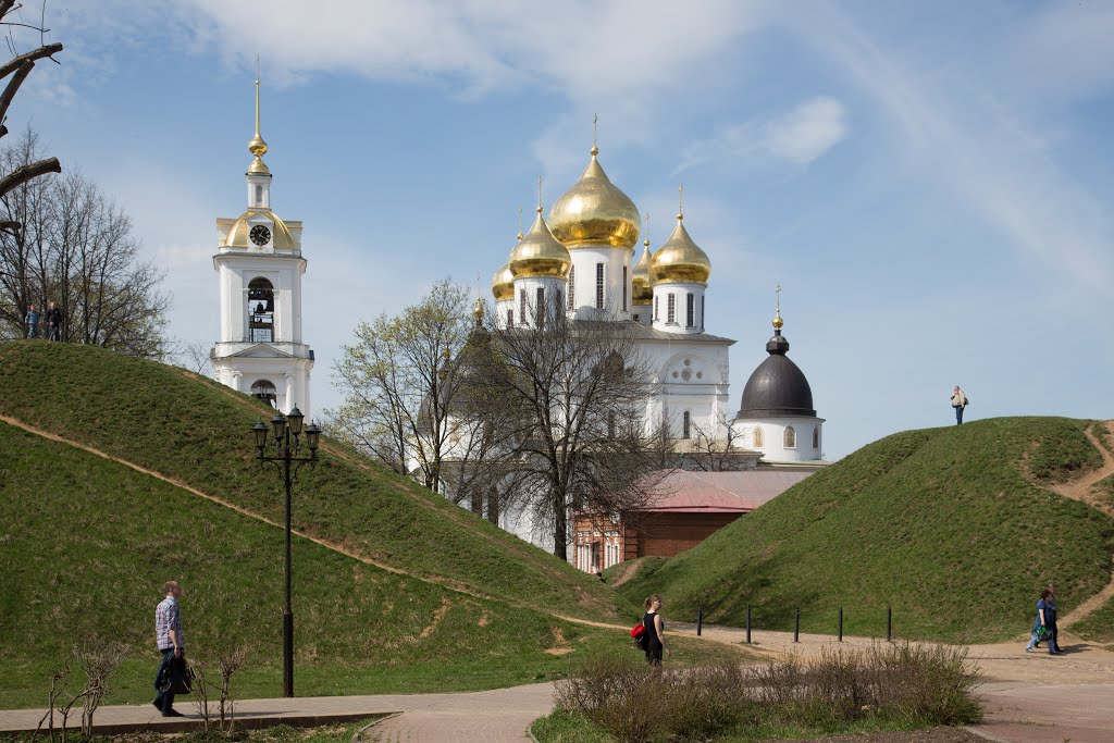 Дмитров: Вид на Успенский собор через южный проход в кремль   Cathedral of the Assumption