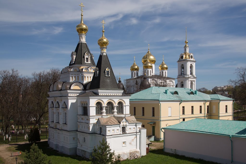 Дмитров: Елизаветинская церковь на фоне Успенского собора