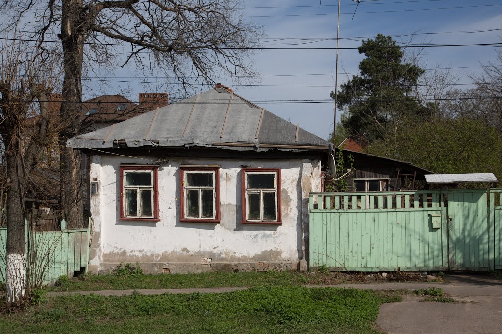 Дмитров - город контрастов... (домик в самом центре)