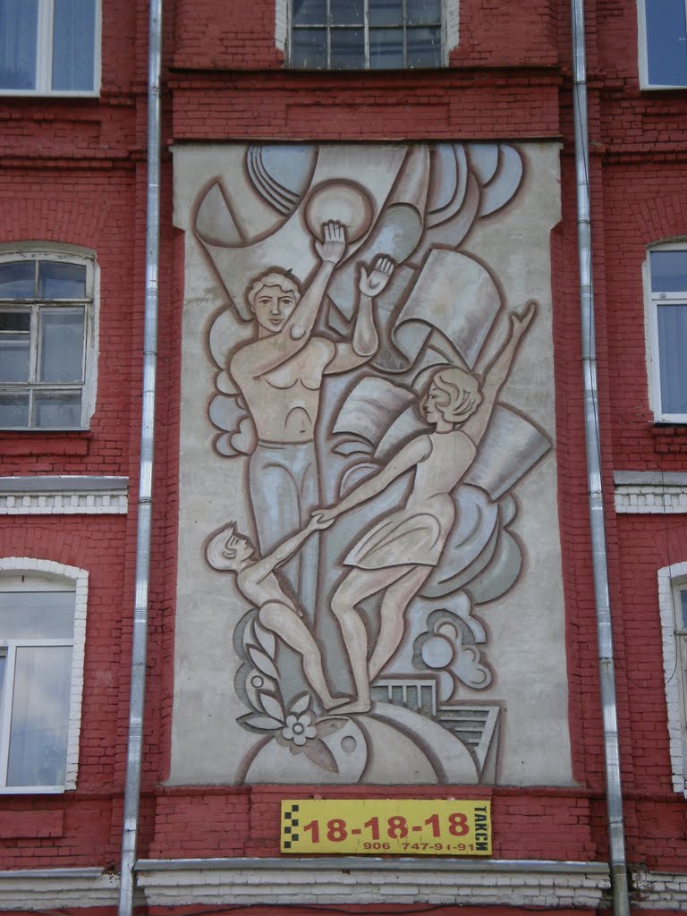 Communist fresco on a building in Drezna