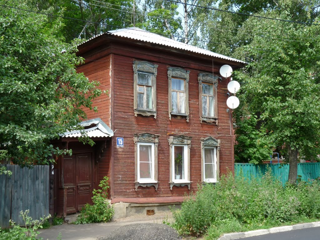 Деревянный дом, сохранились старые наличники.