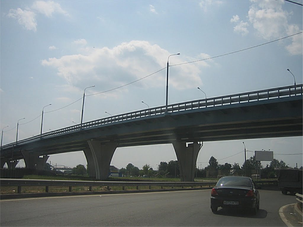 The new viaduct across the railway, from beneath.