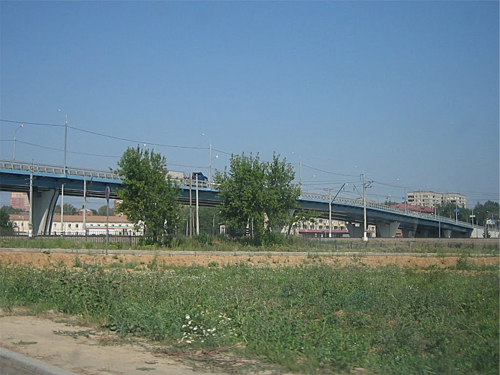A part of the viaduct across the railway.