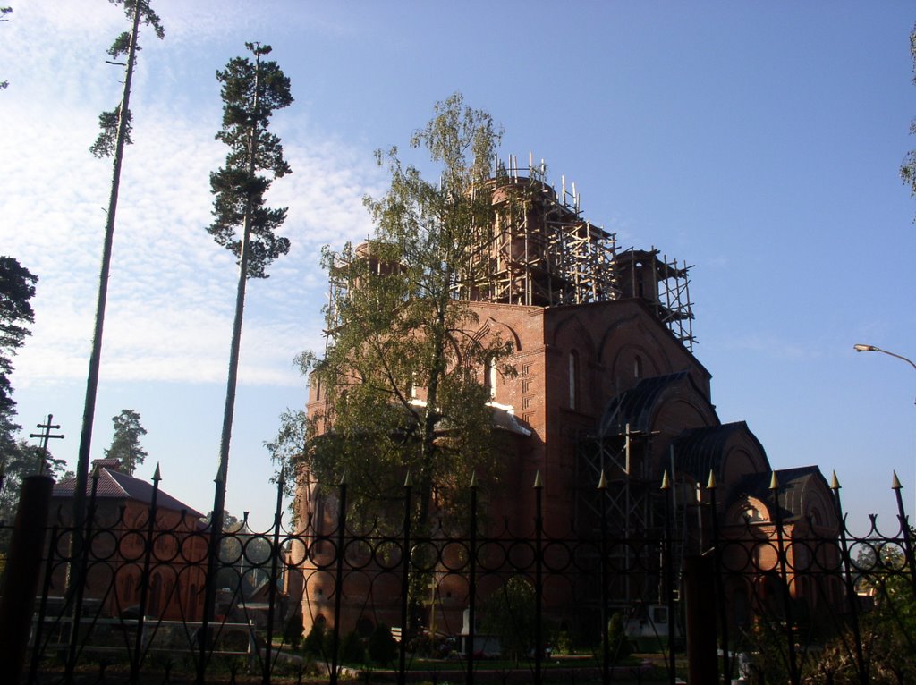 Церковь пока без купола. 2007 год. Осень