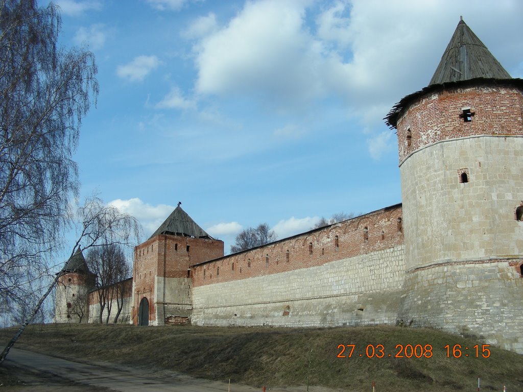 Тайницкая(ближняя),Егорьевскую проездную,Караульную(вдали) башни