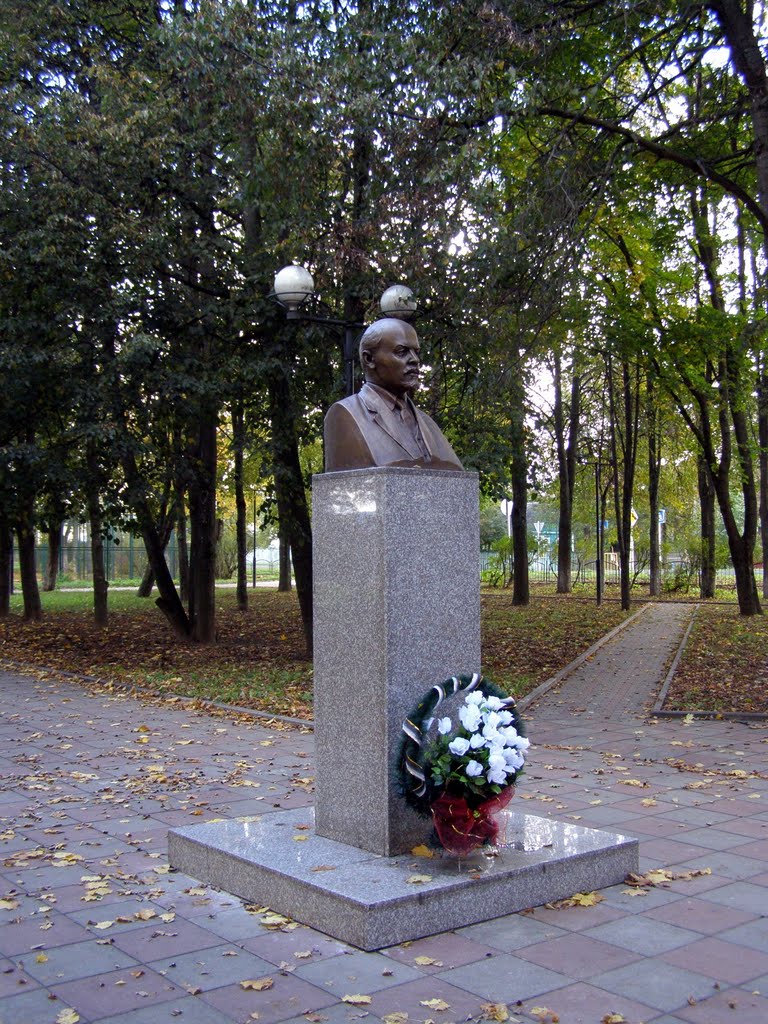 Памятник Ленину. Установлен в 2011 году.