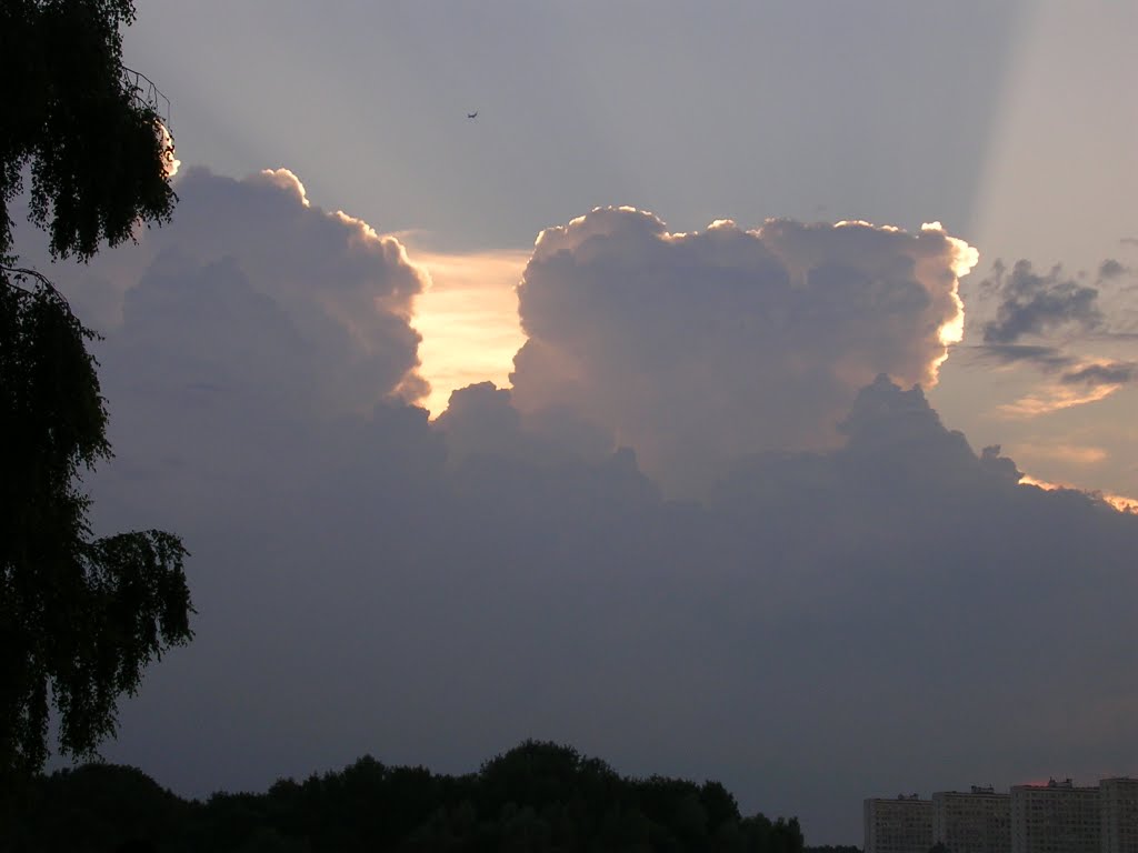 Россия. Зеленоград. Игра света и теней. Russia. Zelenograd. Sunset. Game of light and shadows.