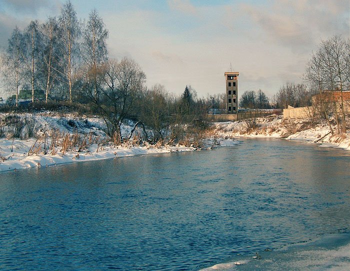 У реки