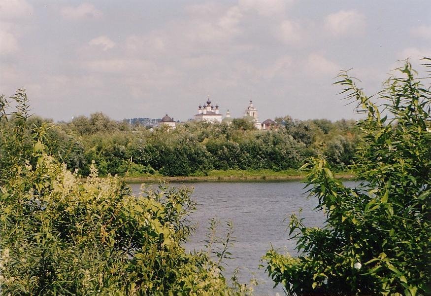 Вид на Оку и Троицкий Белопесоцкий монастырь  /  View to Oka River and Troitsky Belopesotsky Monastery