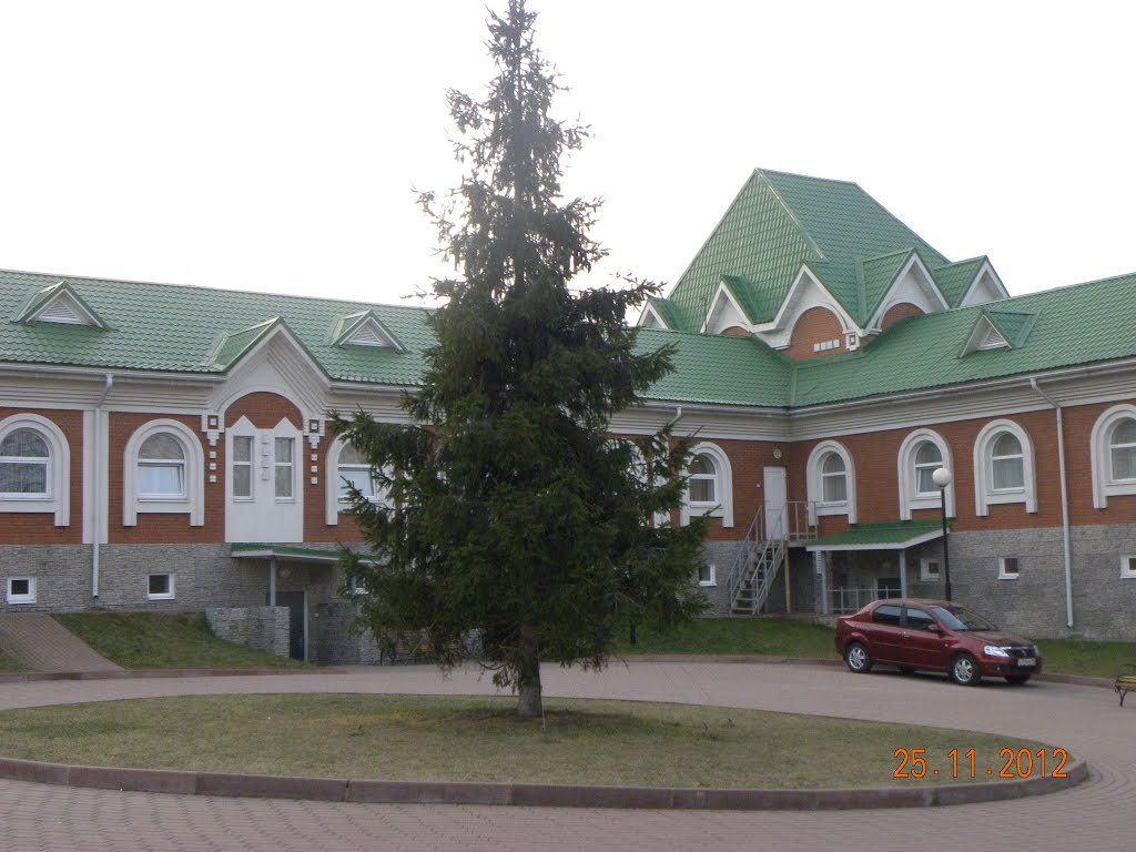 Ёлка ждёт наряд.   The fir-tree waits the dress.
