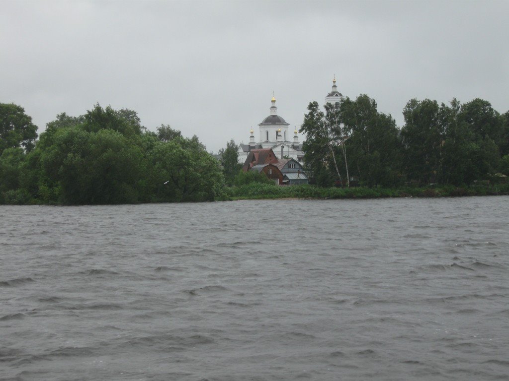 Вид на село Осташково с Клязьминского водохранилища в пасмурный день.