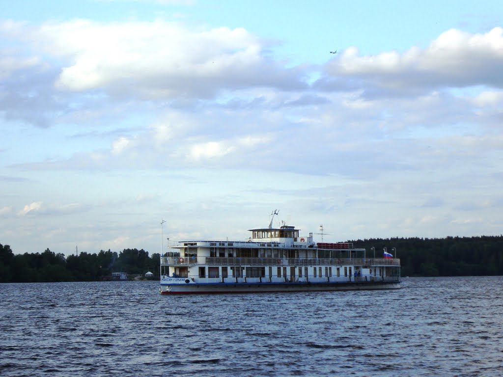Теплоход "Максим Горький" построен в 1934 году в Н. Новгороде по указанию И.В. Сталина
