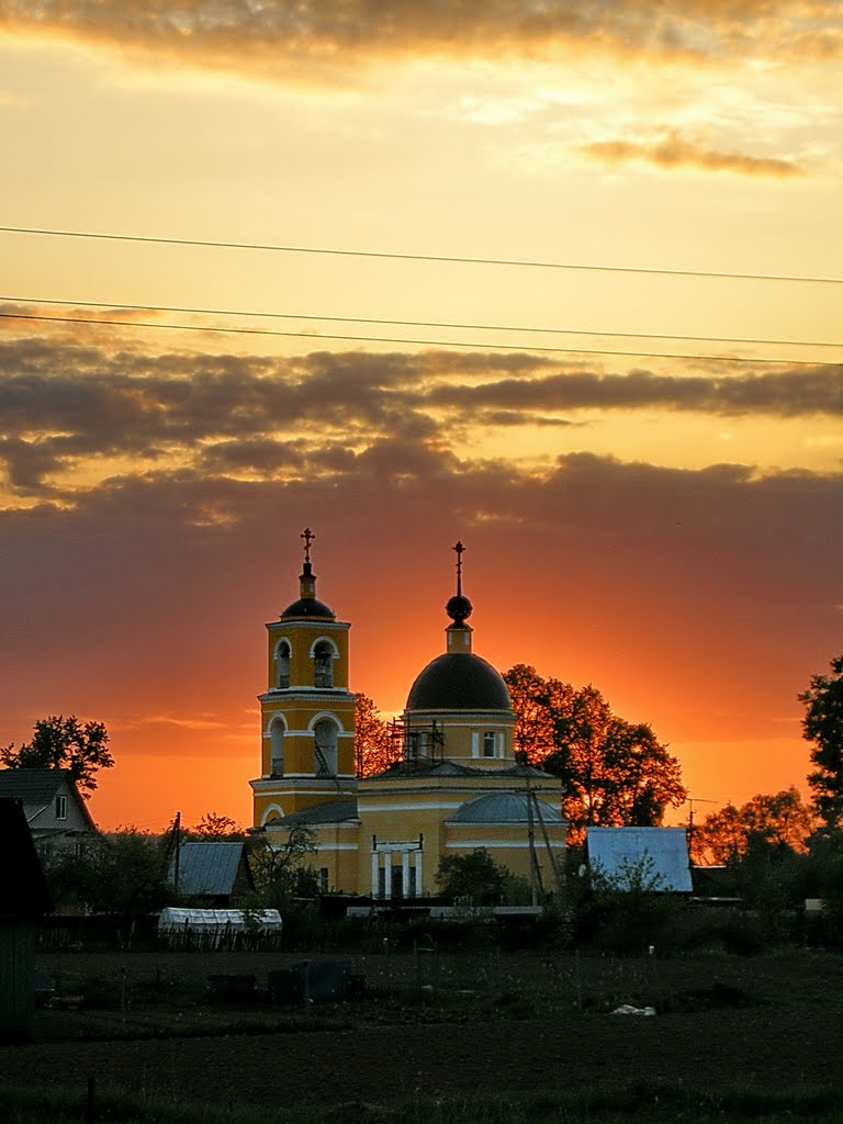 Закат над церковью в Крюково