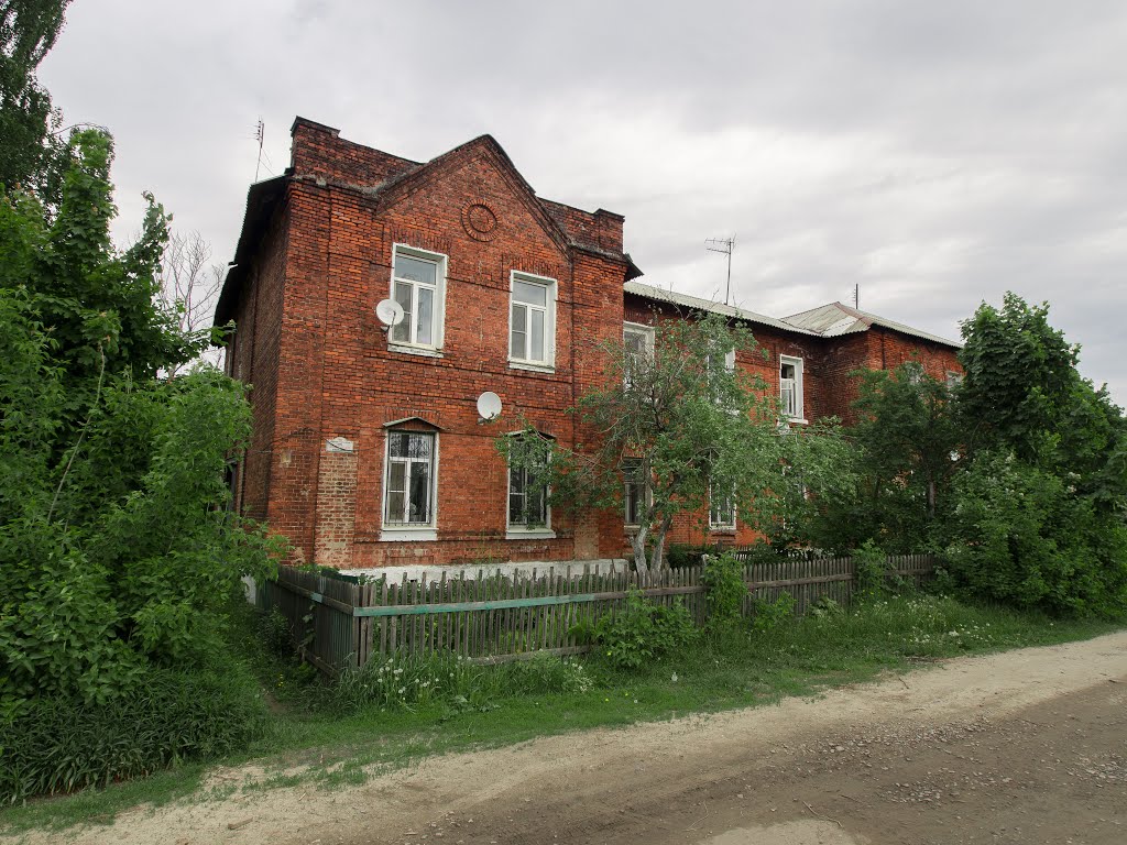 красный дом в посёлке железнодорожников