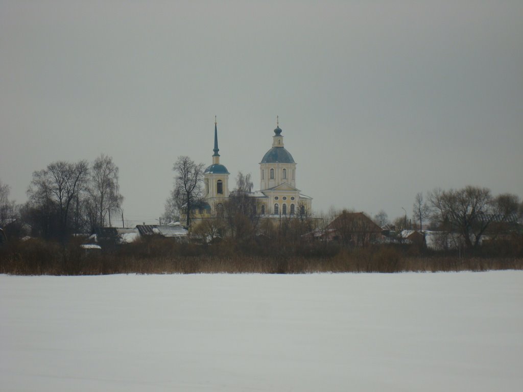 Церковь за озером