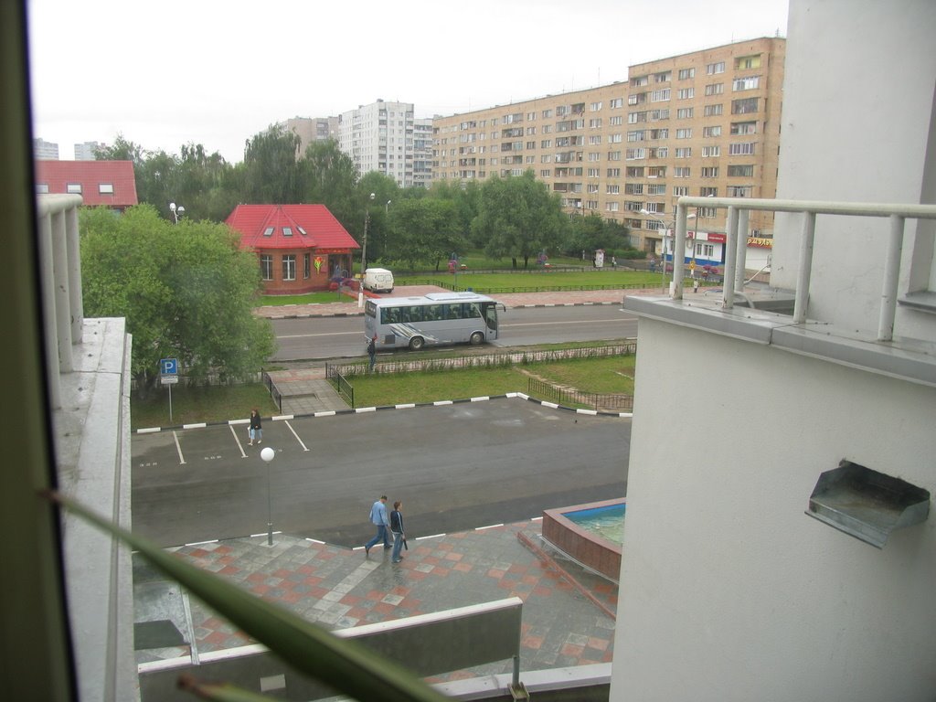 Вид из окна третьего этажа городской администрации  на ул. Ленина.