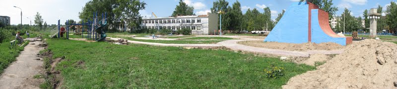 ДК Старт летом 2008 года. Ремонтные работы на территории детской площадки.