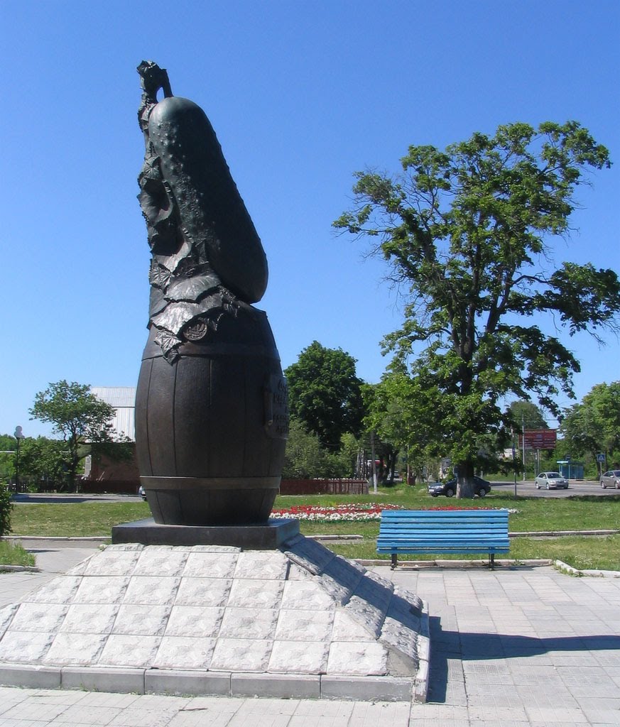 Памятник Огурцу-кормильцу в Луховицах