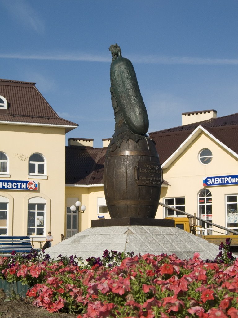 Памятник огурцу-кормильцу